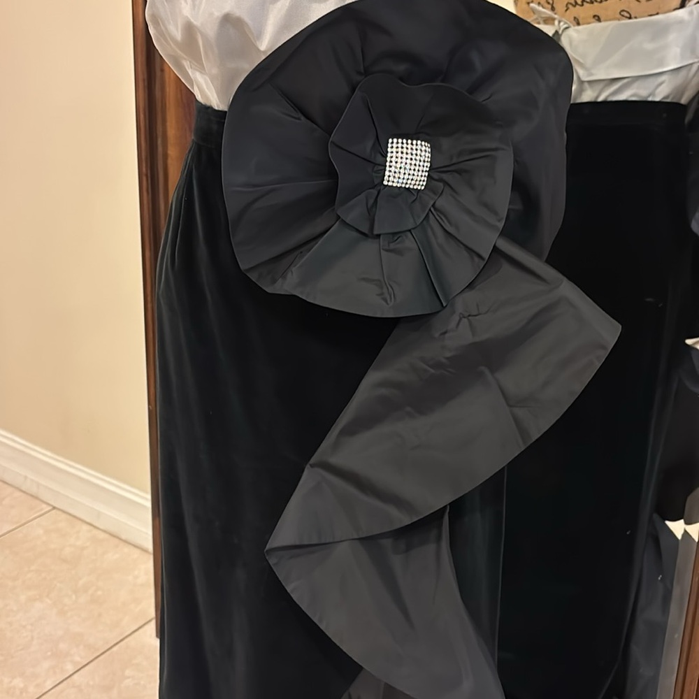 Vintage Black Rosette Waterfall-Ruffle Velvet Skirt. Size 46 US Large - Picture 4 of 7